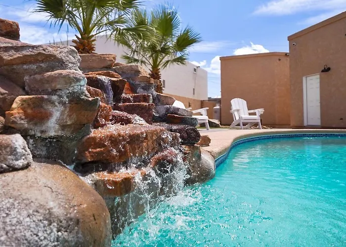 The Patrician - Pool + Retreat - Sleeps 8 *